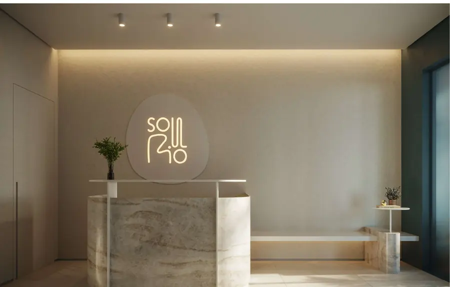 Recepção do Soul Rio Barão de Icaraí com balcão em pedra e logo da marca