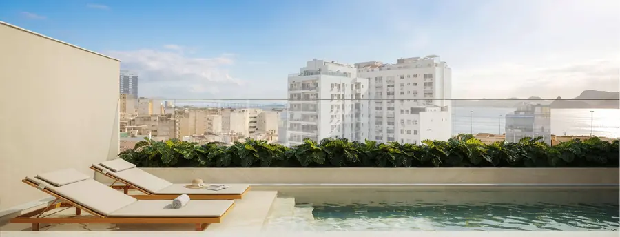 Deck molhado da skypool do Soul Rio Barão de Icaraí com jardim e prédios do Flamengo