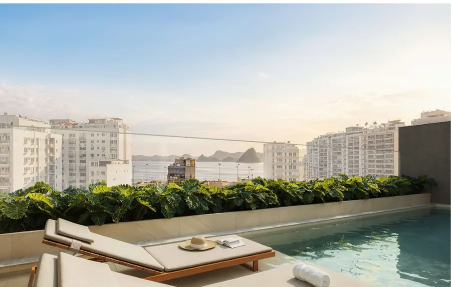 Skypool do Soul Rio Barão de Icaraí com espreguiçadeiras e vista para o mar